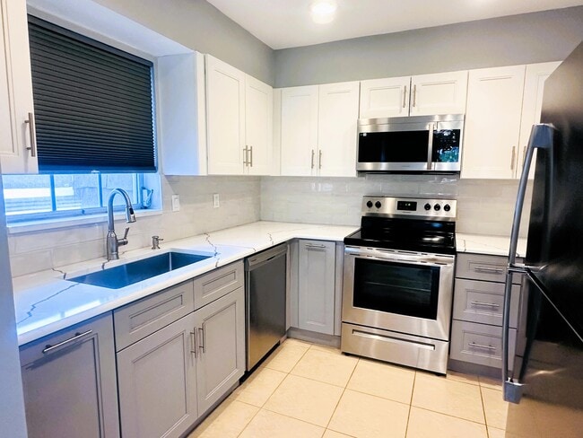 Building Photo - 423 Pine Tree Ct