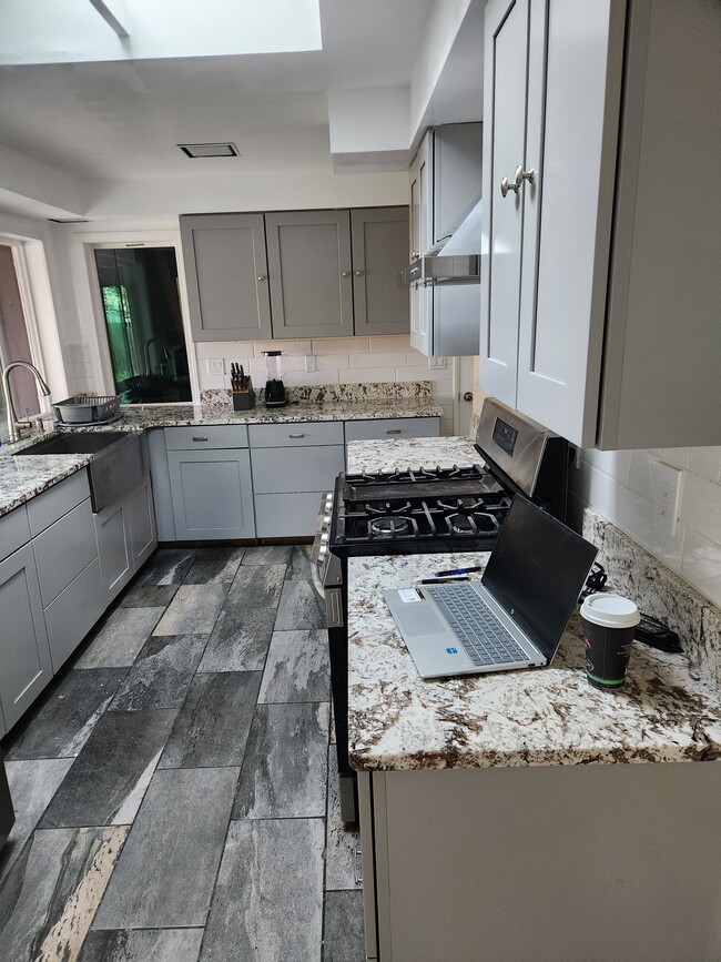 Building Photo - 2075 E Alder St