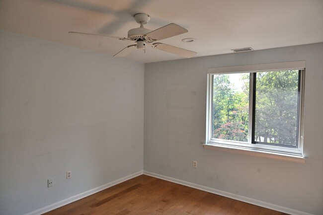 Building Photo - 2 Bedroom, 2 Bath Just listed in the Oak H...