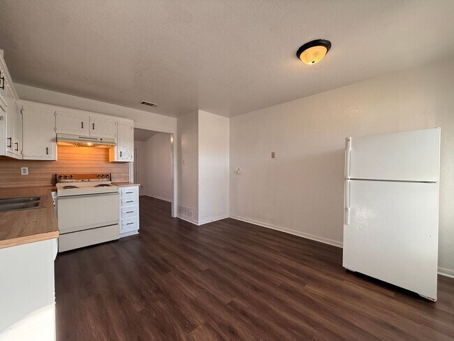 Building Photo - 4800 Cedarhill Cir