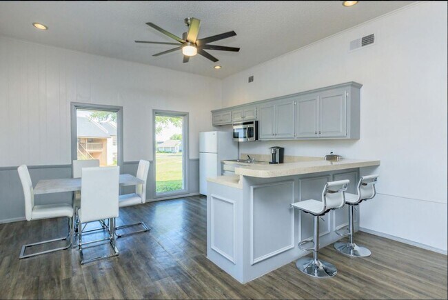 Building Photo - * $300 Off April and May Rent * Beautiful 1 bedroom apartment *