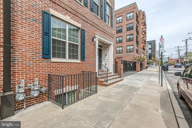 Building Photo - 2403 Bainbridge St