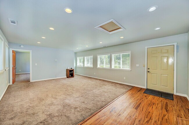 Building Photo - Bothell Rambler