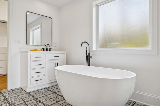 Building Photo - 594 Lake Haven Dr