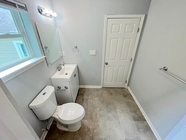 Building Photo - COME MEET YOUR NEW HOME! BRAND NEW & UPDATED!