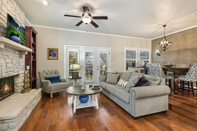 Building Photo - 2201 Lakeway Blvd