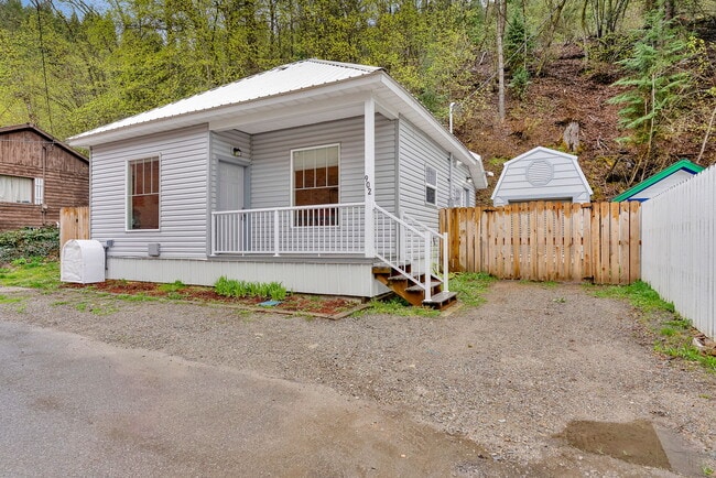 Building Photo - 902 Residence St