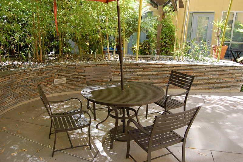 Building Photo - 585 9th St