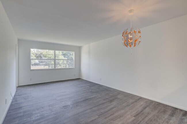 Building Photo - 5111 W Oakland Park Blvd