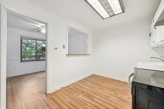 Building Photo - Check out this delightful 1 bed and 1 bath condo For Rent in a prime Fairfax location!