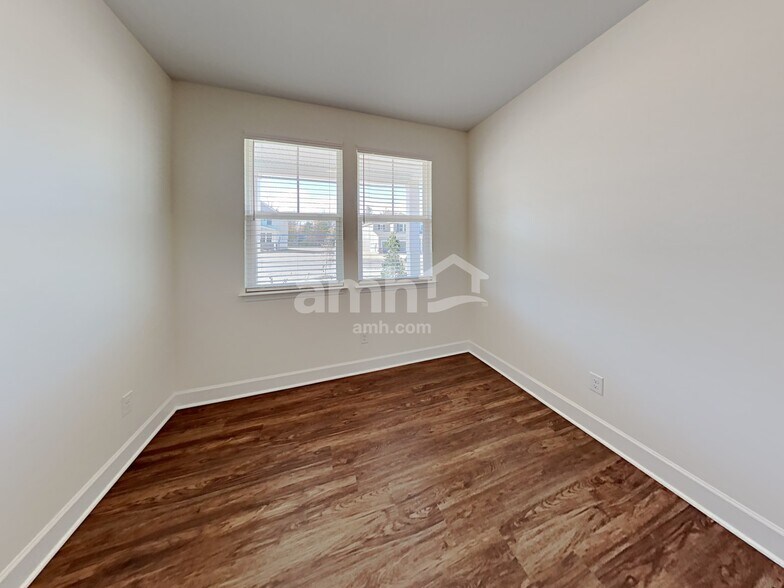 Building Photo - 2924 Throneberry Ln