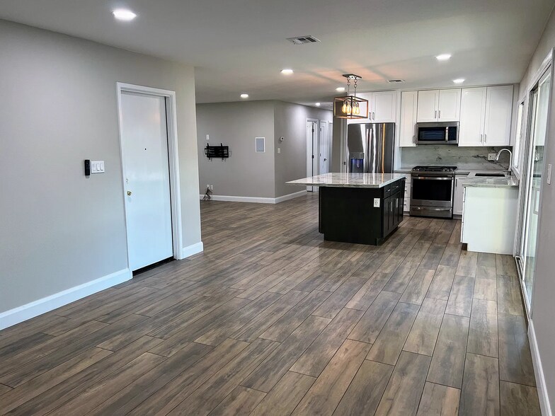 Building Photo - 2508 E Loyola Dr