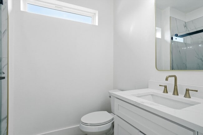 Building Photo - 128 N Cedar St