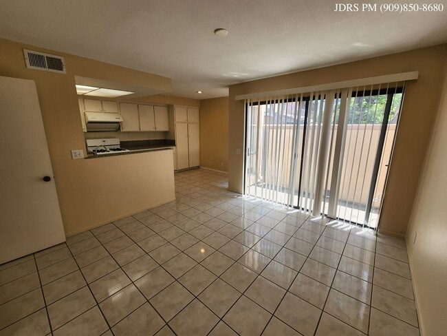 Building Photo - Fullerton 3 Bedroom Townhouse