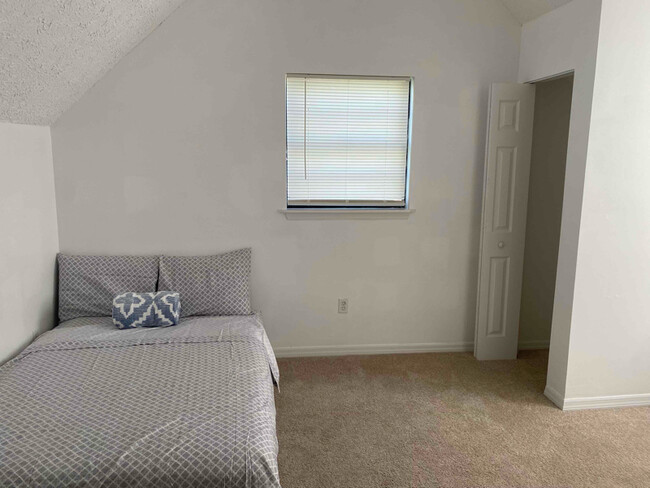 Building Photo - 1417 SW Vicuna Ln