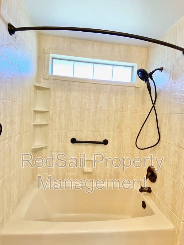 Building Photo - 1319 Pinecroft Ln