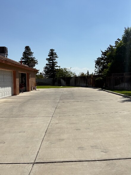 Building Photo - 609 Yellow Meadow Ct