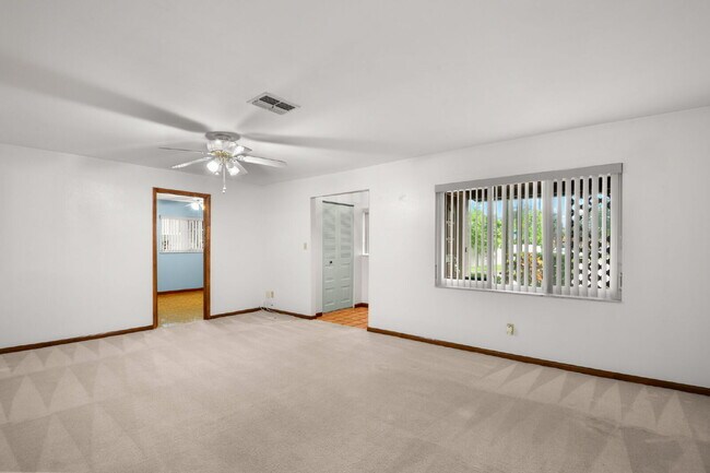 Building Photo - Home For Rent in St Petersburg!