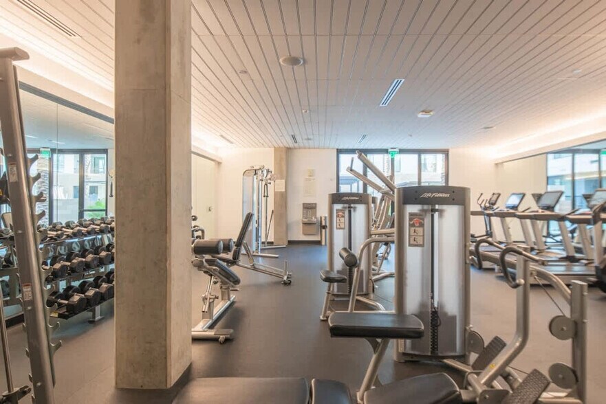 Building Photo - 812 W 1st St