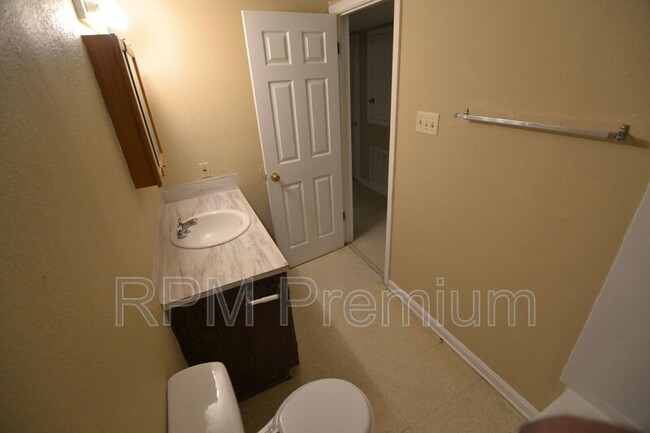 Building Photo - 2150 N Sherwood Forest Dr