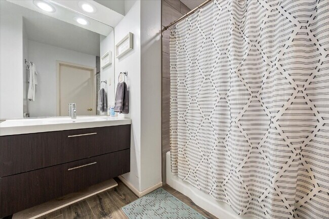 Building Photo - Fully Furnished Rental!!