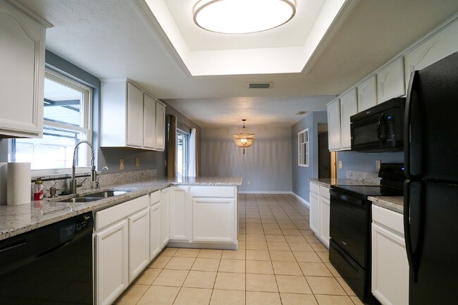 Building Photo - Spacious 2-Bed, 2-bath, 2 car garage pool ...