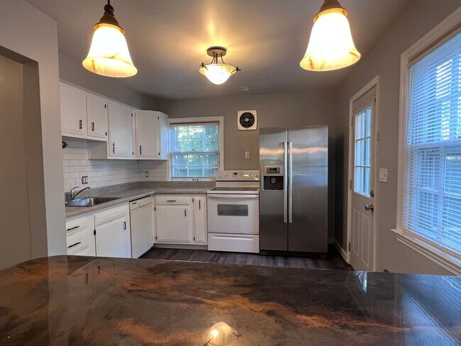 Building Photo - Recently Updated 2 Bedroom Home with Fence...