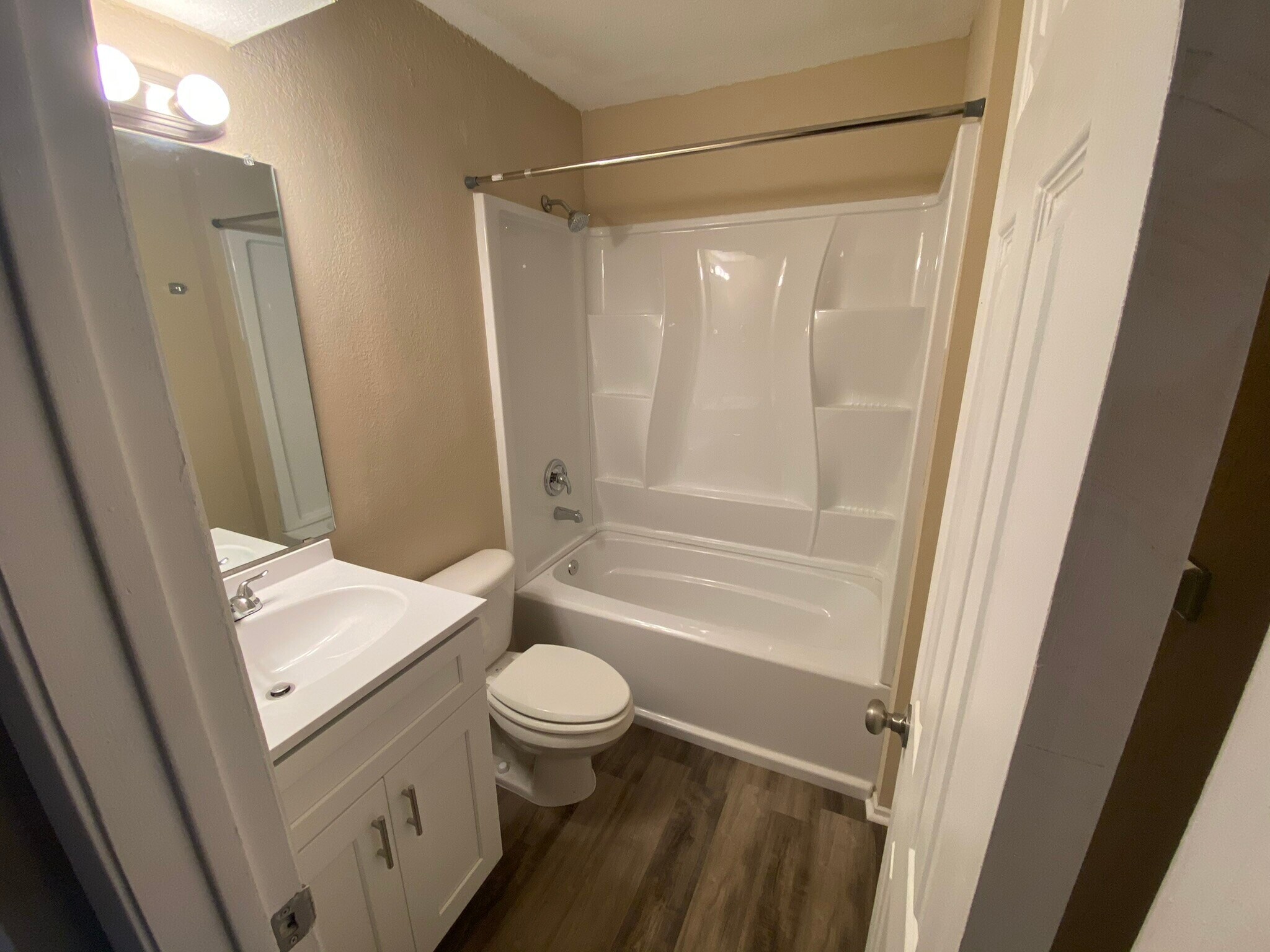 Building Photo - 400 Algerita Dr