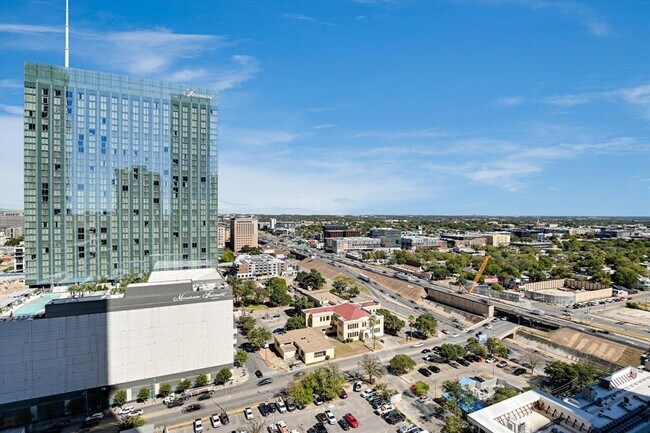 Building Photo - 610 Davis St