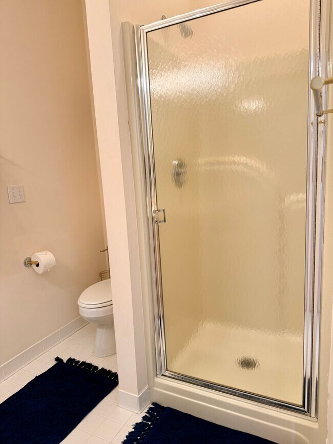 Building Photo - Spacious Home in Kenmure