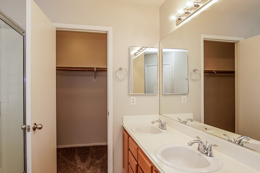 Building Photo - 664 Rising Brook Dr