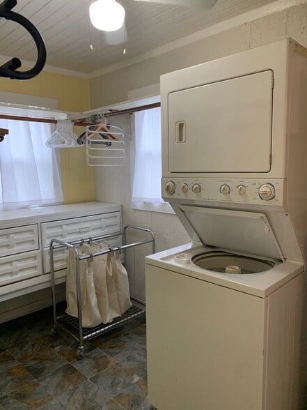 Washer/Dryer walk-in closet - 118 E Lakeshore Dr