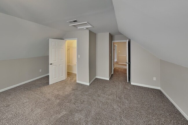 Building Photo - 5657 Wolf Pack Dr