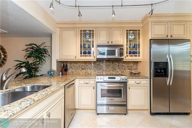 Building Photo - 270 Captains Walk