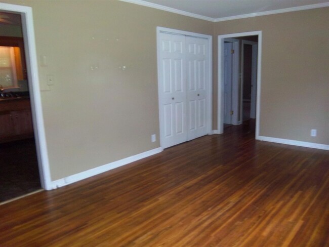 Building Photo - 105 Lealand Dr