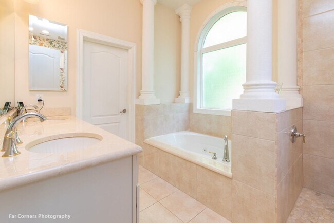 Building Photo - 370 Country Club Dr