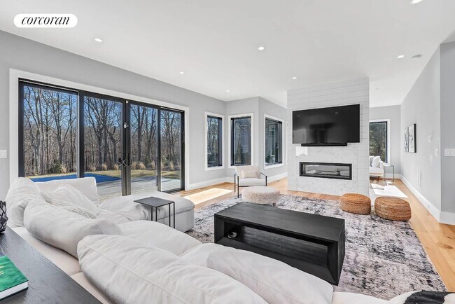 Building Photo - 24 Hedges Ln