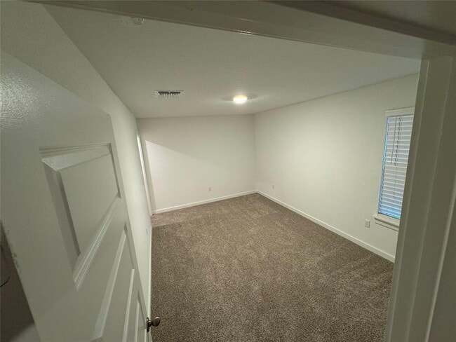 Building Photo - 204 James River Dr