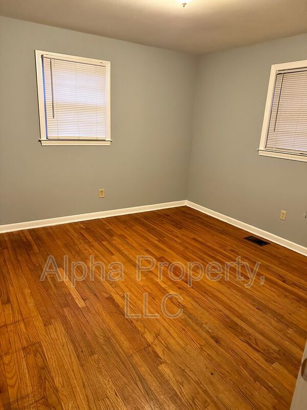 Building Photo - 605 Kenmore Dr