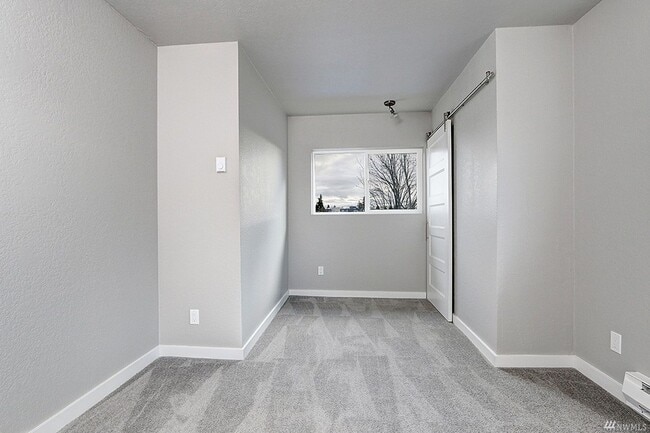 Building Photo - 1906 3rd Ave W