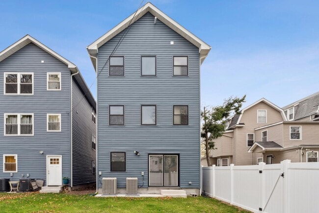 Building Photo - 84 Hollywood Ave