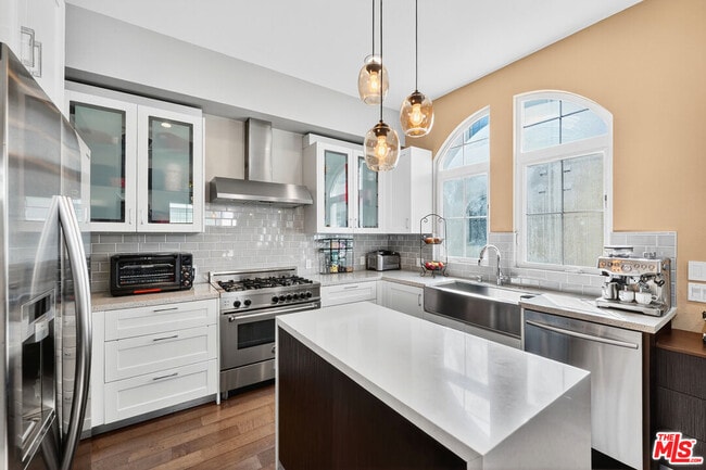 Building Photo - 5933 W Luna Park