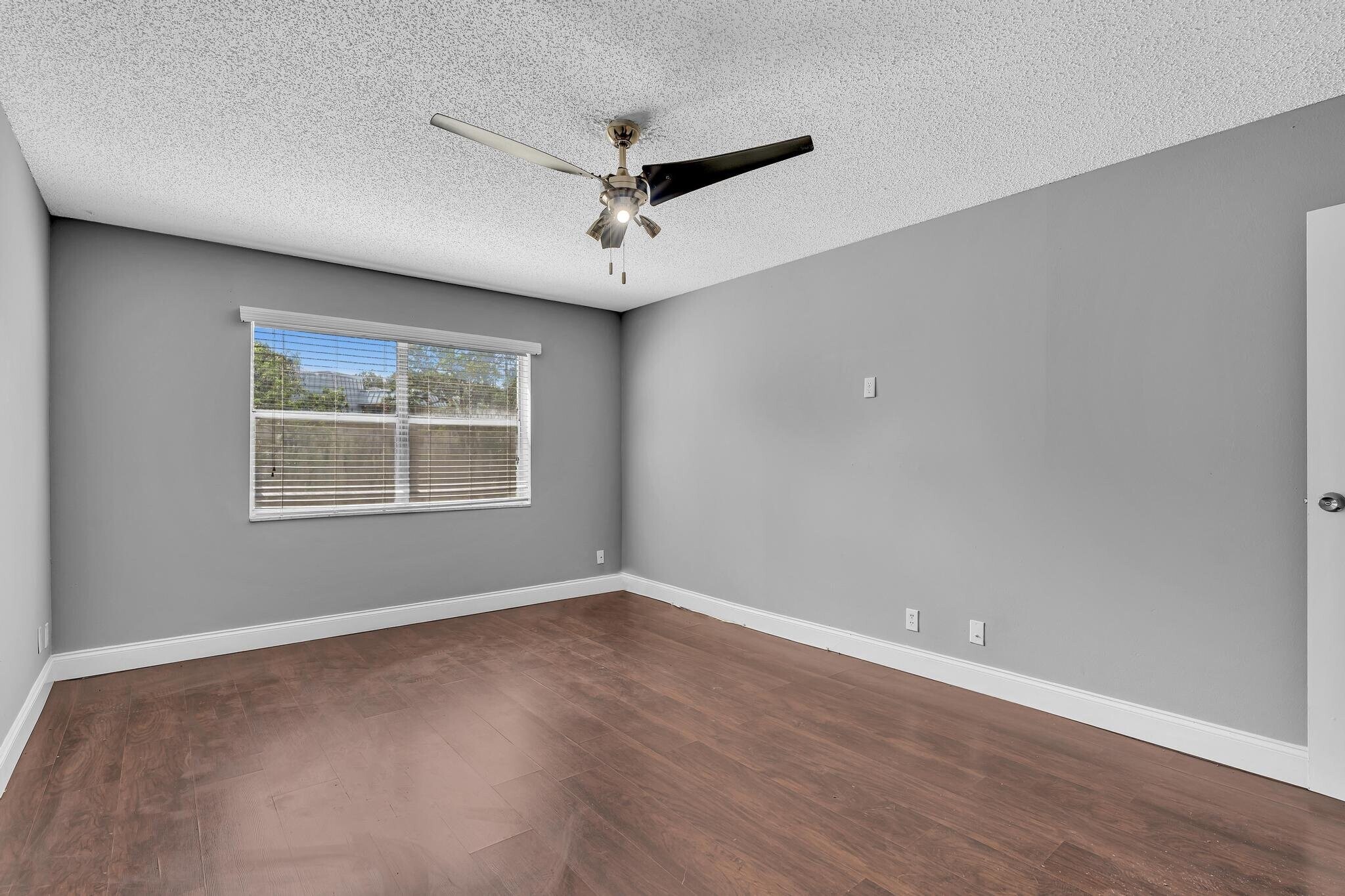 Building Photo - 5961 N Falls Cir Dr