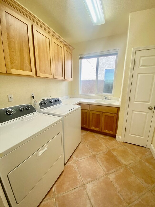 Building Photo - West Davis 5 Bedroom Home