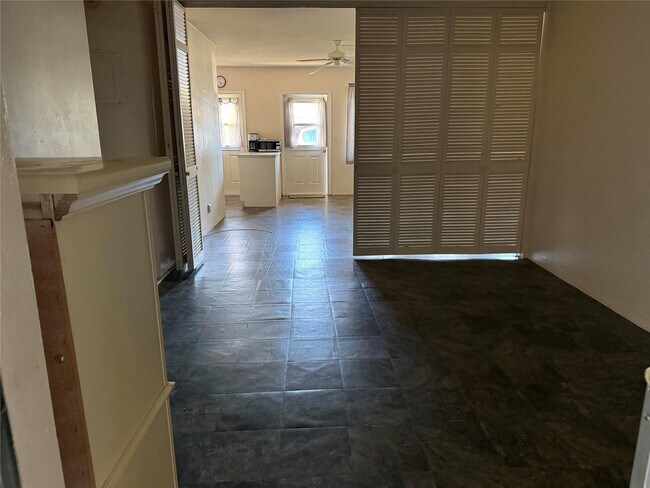 Building Photo - 2115 NE 42nd Ct