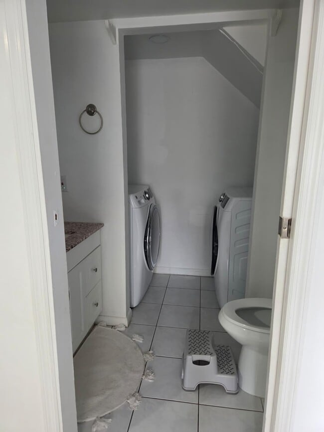 Building Photo - 810 Sandtree Dr