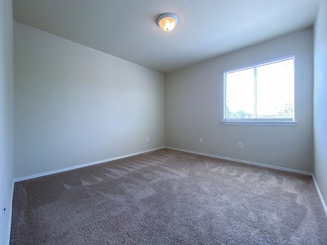 Building Photo - Spacious 4/BR 2.5/BA Two-Story Home with F...