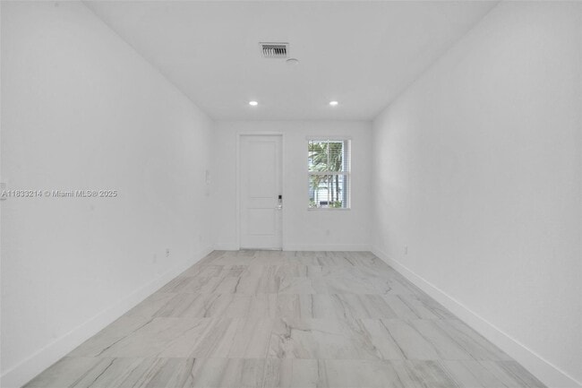 Building Photo - 142 SW 171st Ave