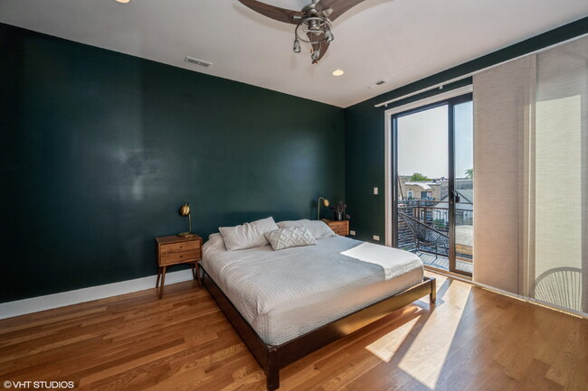 Building Photo - Impeccable 3 bedroom 2.5 bath condo located in the heart of Ukrainian Village / Humboldt Park / W...