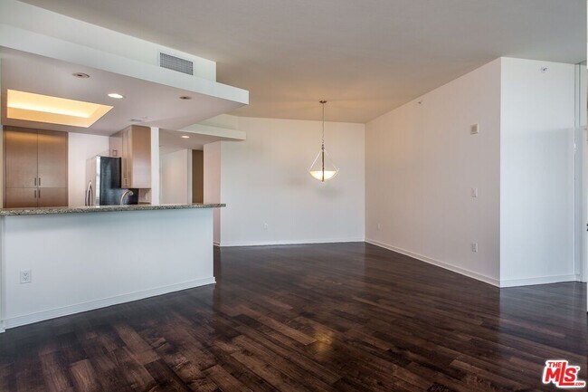 Building Photo - 13700 Marina Pointe Dr